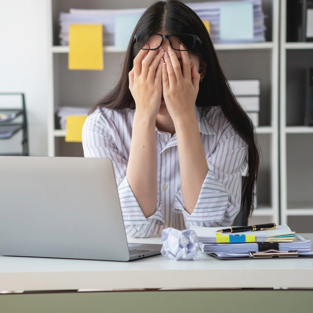 Concept Burnout Syndrome. Asian business Woman feels uncomfortable working. Which is caused by stress, accumulated from unsuccessful work And less resting body. Consult a specialist psychiatrist.